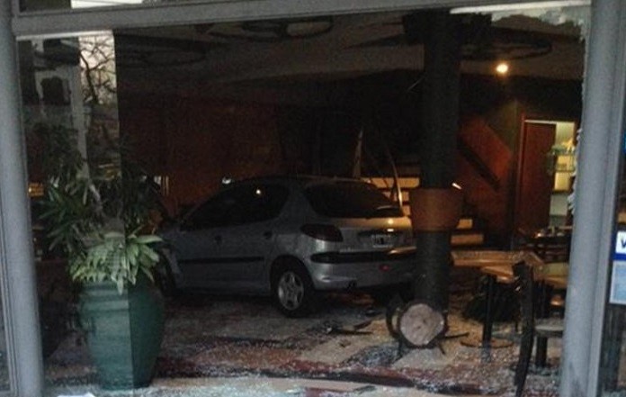 Se metieron con el auto en el bar y huyeron: "Venimos a desayunar" | Actualidad