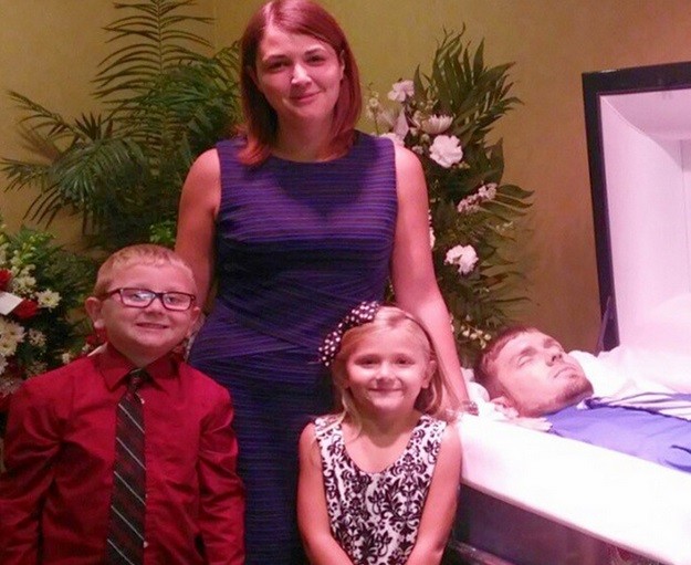 Foto impactante: posó junto a sus hijos frente al ataúd de su marido para advertir sobre los peligros de la droga | Curiosidades