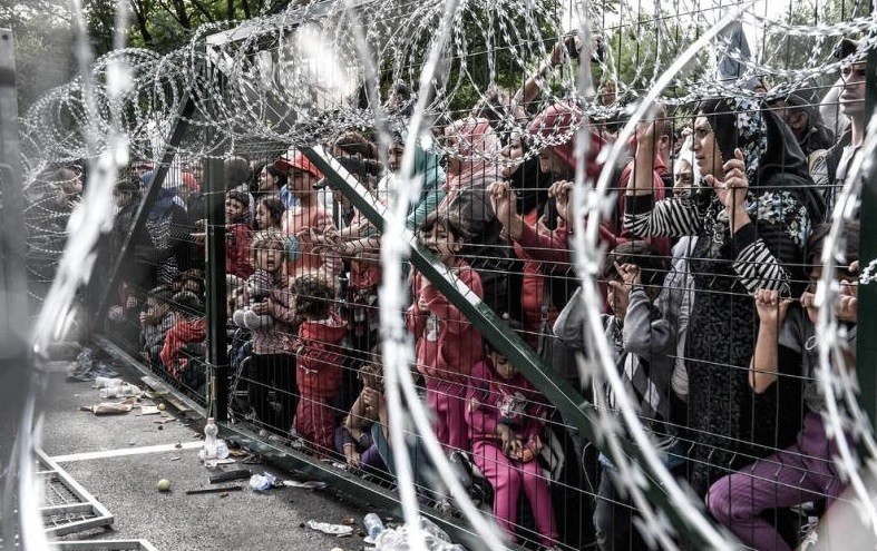 Por la suspensión de trenes, miles de refugiados parten a Alemania a pie | Internacionales