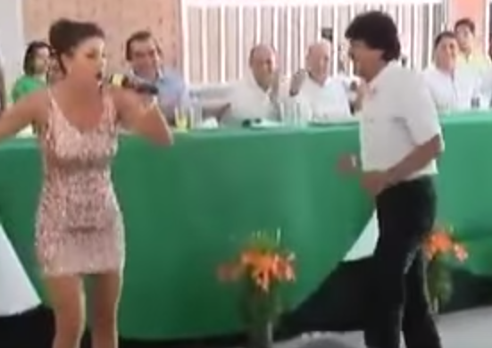 El "baile del cuello" de Evo Morales que causa furor en la web | Internacionales