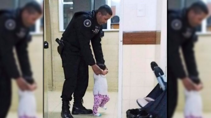 Foto conmovedora: un policía cuidando a una nena beba que estaba sola en un hospital | Curiosidades