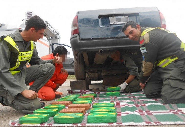 Dos hombres detenidos cuando trasladaban más de 62 kilos de cocaína en el motor de su auto | Actualidad
