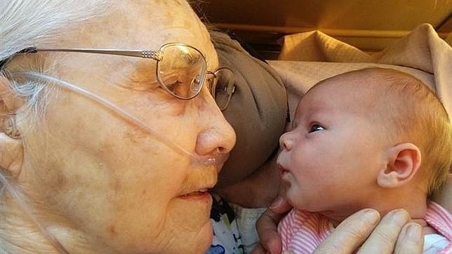 El amor a primera vista de la bisabuela y la bebé recién nacida | Curiosidades