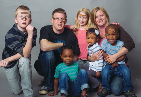 La historia detrás del hombre que creó curitas para cada color de piel | Curiosidades