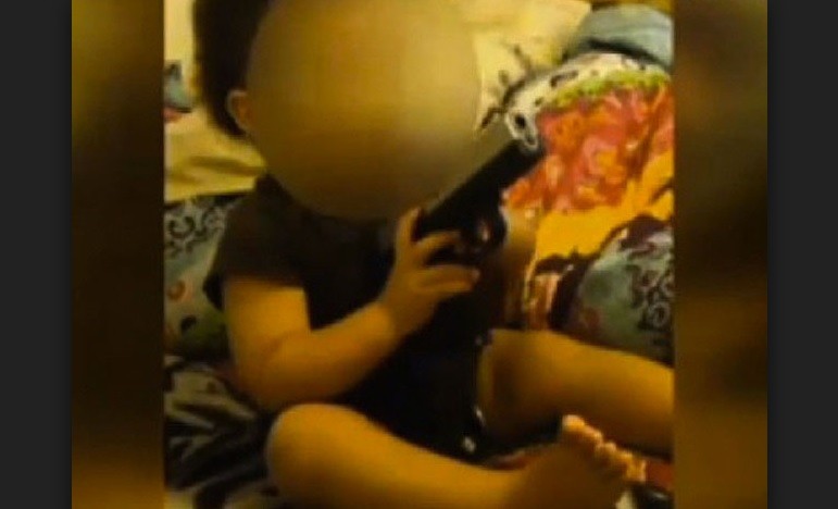 Tiene dos años y le disparó a su abuela con un arma que encontró en el auto | Internacionales