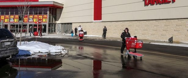 Video: fue al supermercado con sus hijos y por los parlantes emitieron sonidos porno | Internacionales