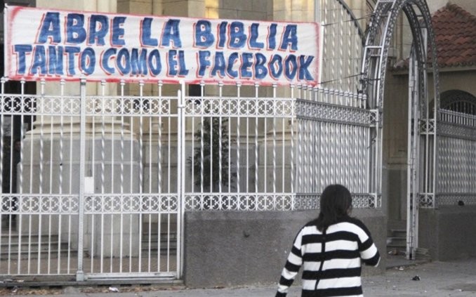 Curiosos pasacalles en una Iglesia: Jesús y las redes sociales | Actualidad