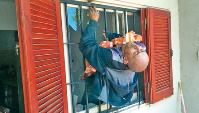 Entró a robar una casa y quedó atrapado por la reja de la ventana | Actualidad
