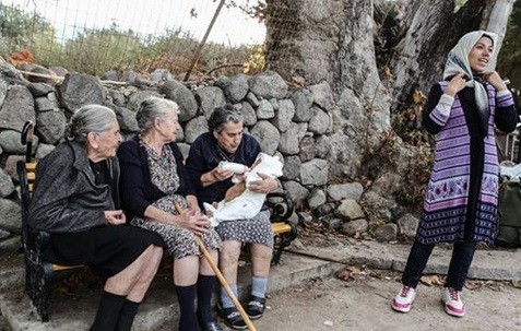 La historia de la foto del bebé refugiado y tres abuelas griegas que se volvió viral | Internacionales