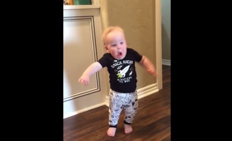 #Esviral: la reacción de un bebé al escuchar a su abuelo "rugir" | Curiosidades