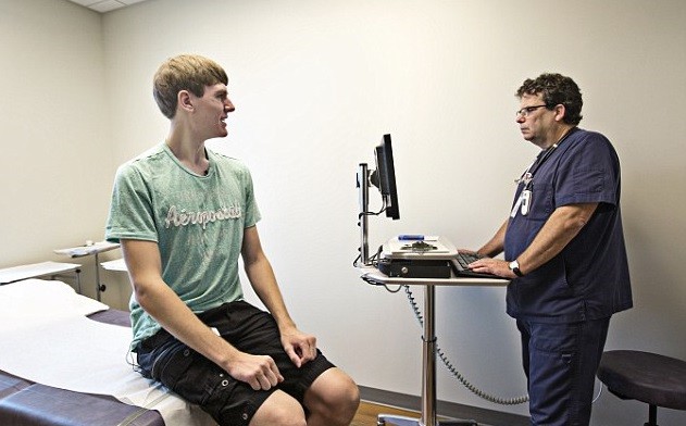 "Comer me puede matar": la historia del joven que es alérgico a los alimentos | Curiosidades