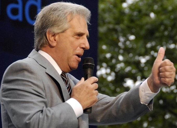 Tabaré Vázquez le salvó la vida a una pasajera en un vuelo a Francia | Internacionales