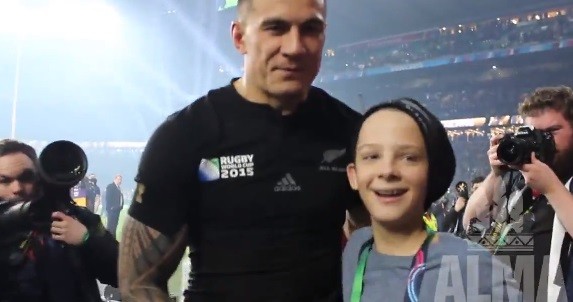 Un niño se metió en la vuelta olímpica de los All Blacks y se ganó una medalla | Internacionales