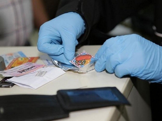 Intentaron ingresar droga al país disimulada en stickers de "Candy Crush" | Actualidad