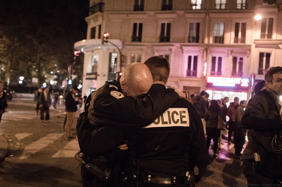 La foto de dos policías llorando en París tras los atentados que recorre el mundo | Internacionales