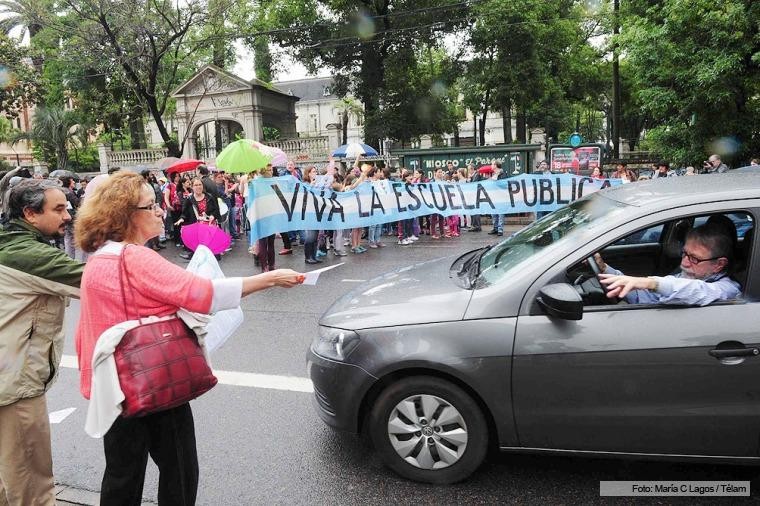 Abrazo simbólico a una escuela para que la Ciudad no ceda terrenos a la Iglesia | Actualidad