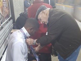 #EsViral : el anciano que le enseña a hacerse el nudo de la corbata al joven | Curiosidades