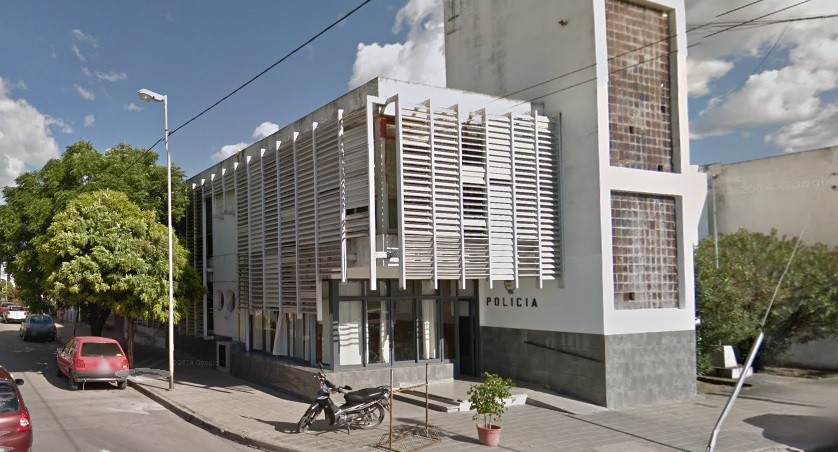 Tres presos se escaparon caminando por la puerta principal de una comisaría | Actualidad