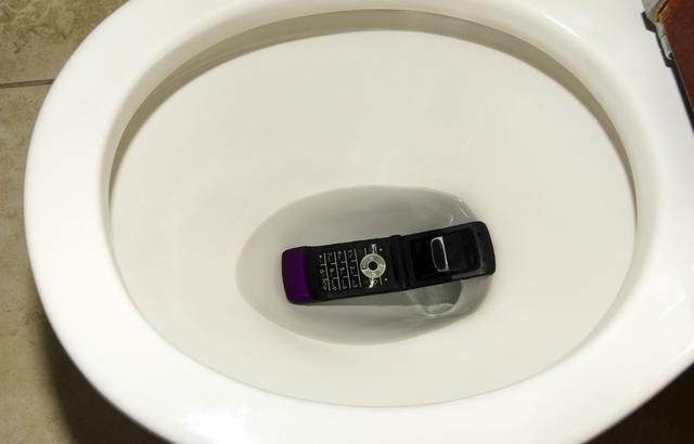 Advierten que hay más teléfonos celulares que inodoros en el mundo | Internacionales