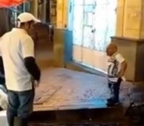 Video: el enano que atemoriza a los comerciantes en Colombia | Curiosidades