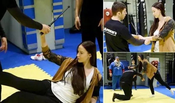 Enseñan clases de defensa personal usando el palo para tomar "selfies" | Curiosidades