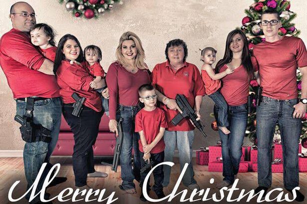 Polémica postal de Navidad de una congresista y su familia con armas | Curiosidades