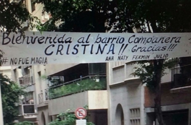 Vecinos de Recoleta colocaron un pasacalle en apoyo a Cristina, los denunciaron y el GCBA lo retiró | Política