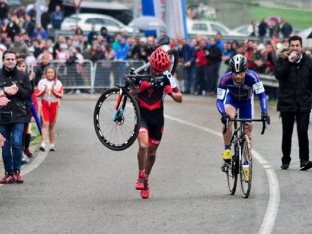 Se le rompió la bici y su rival no quiso pasarlo | Curiosidades