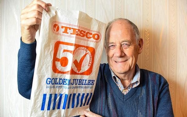 Conservador: Abuelo usa la misma bolsa de supermercado desde 1981 | Curiosidades