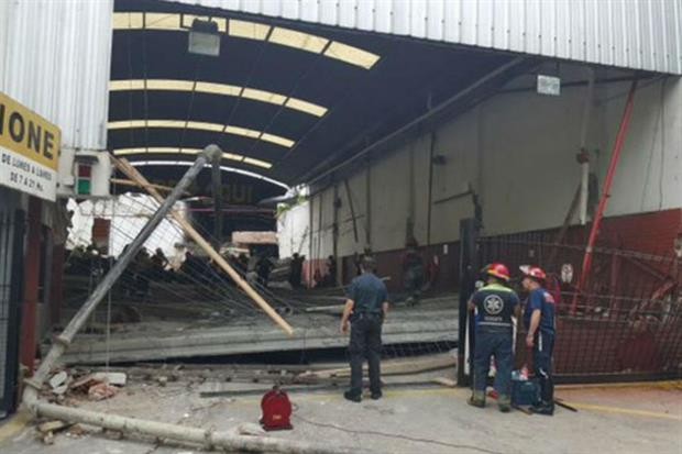 Dos muertos por el derrumbe de una loza en Barracas | Actualidad