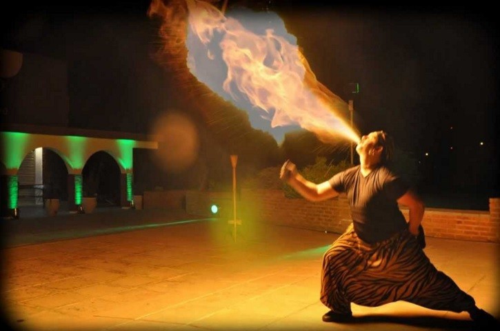 Una joven se prendió fuego mientras miraba un show de malabares | Actualidad