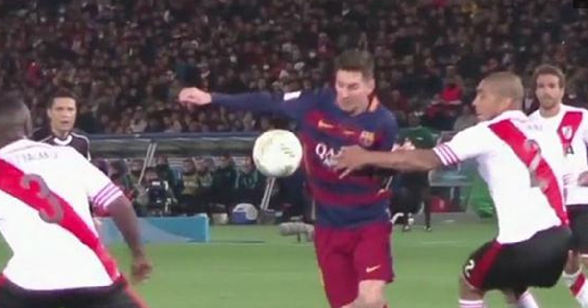 ¿Messi acomodó la pelota con el brazo? | Deportes