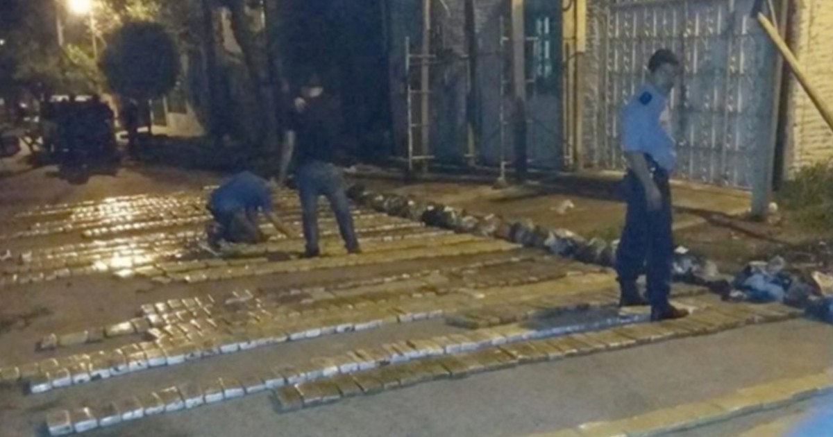 Chocó, huyó y dejó abandonado un auto con 750 kilos de marihuana | Actualidad