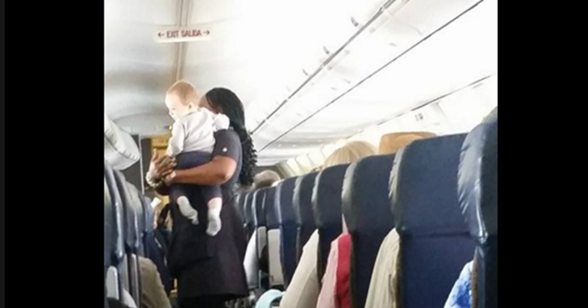 El emotivo mensaje de una mujer a la azafata que la ayudó con su bebé de 9 meses | Internacionales