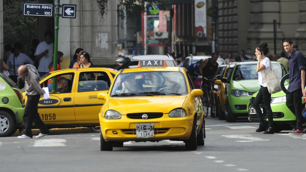 Una mujer no tenía plata para pagar el taxi, ofreció hacerlo con sexo y terminó presa | Actualidad