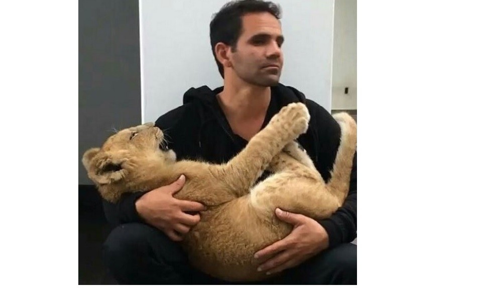 El tierno abrazo de un hombre y un león que conquista internet | Curiosidades