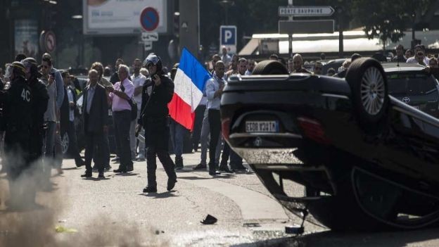 Francia paralizada por el "martes negro" de huelgas y protestas de taxistas, docentes y empleados públicos | Internacionales