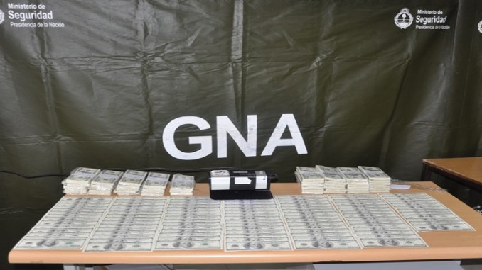 Detienen en Tucumán a un hombre que viajaba con 300 mil dólares falsos | Actualidad