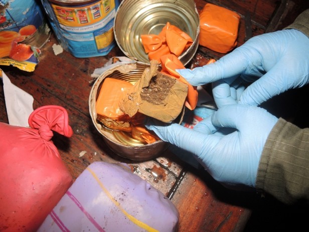 Arrestaron a un hombre que llevaba marihuana y cocaína en latas de duraznos | Actualidad