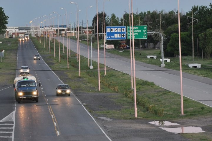 Pararon en el baño en un peaje y se olvidaron una nena | Actualidad