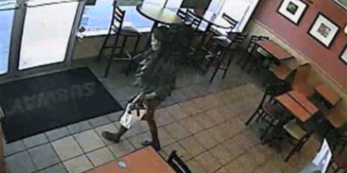 Video: dio a luz y abandonó al bebé en el baño de un local de comidas | Internacionales