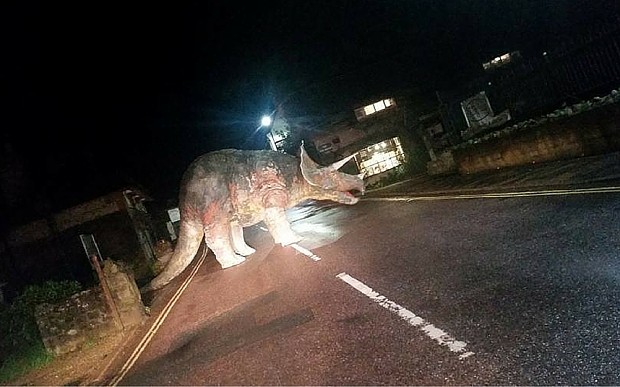 Apareció un dinosaurio en medio de una ruta | Curiosidades