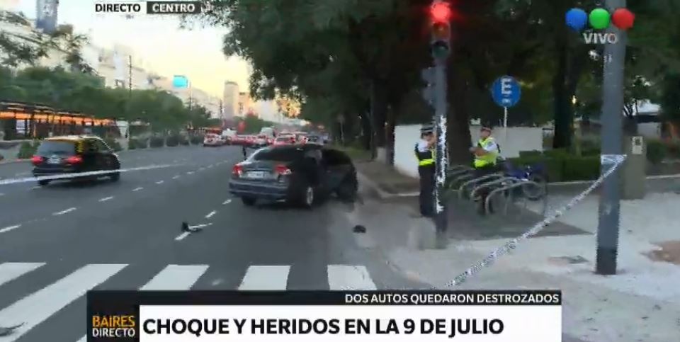 Tres heridos al chocar dos autos en la Av. 9 de Julio | Actualidad