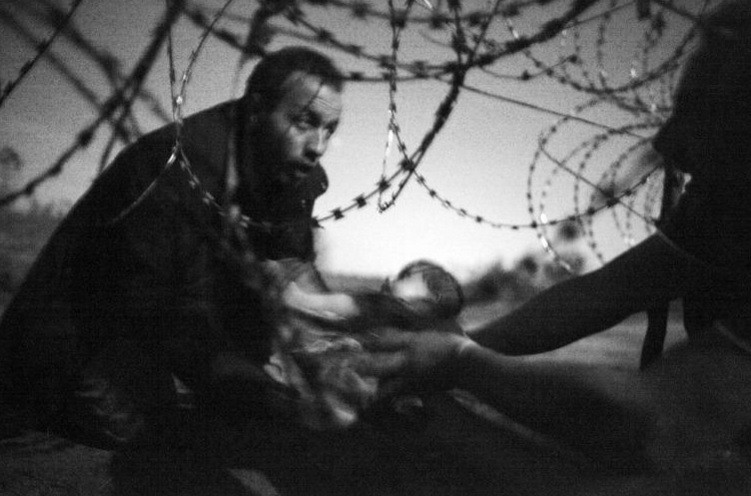 Un papá refugiado tratando de salvar a su bebé, la mejor foto del año | Internacionales