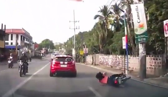 Video: el accidente de una mujer que iba en moto y pisó una pelota en la calle | Internacionales