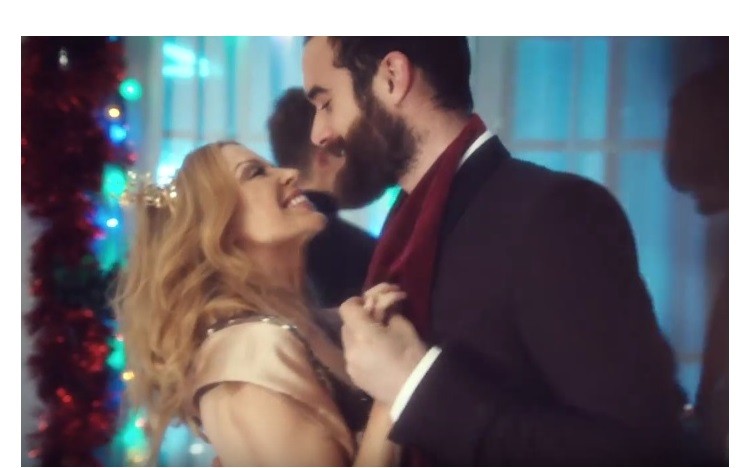 Estrella pop se casará con un actor casi 20 años menor | Espectáculos