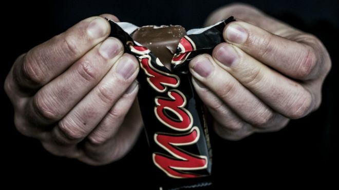 Mars retira productos del mercado en 55 países por plástico en chocolates | Internacionales