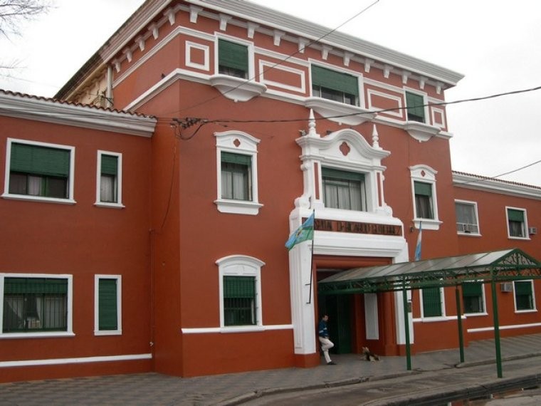 Atacó a patadas y amenazó con cuchillo a los médicos que atendían a su hijo | Actualidad