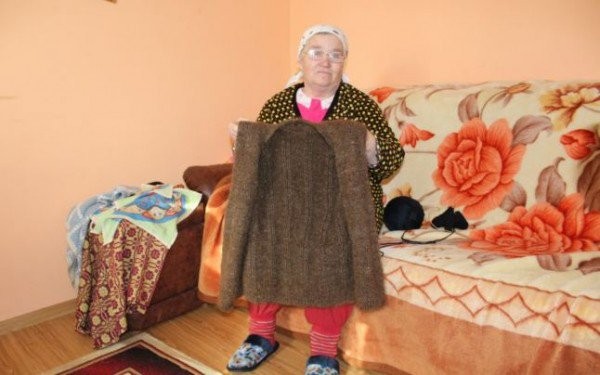 Una abuela tejió un chaleco con su propio pelo, que juntó durante 20 años | Curiosidades