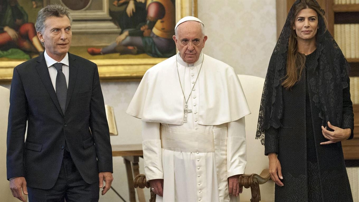 el look protocolar de Juliana Awada para el encuentro con el Papa Francisco | Política